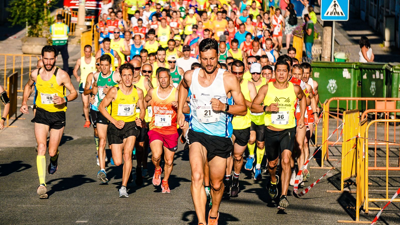 Participantes corriendo en una carrera al aire libre.