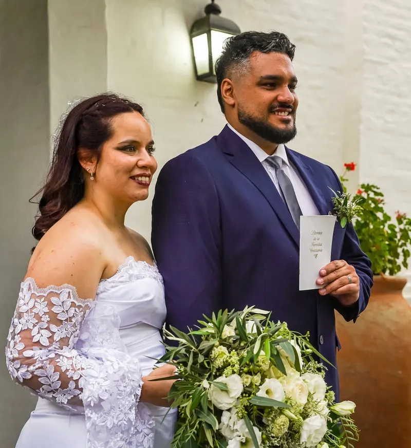Una pareja recién casada con un ramo de flores.