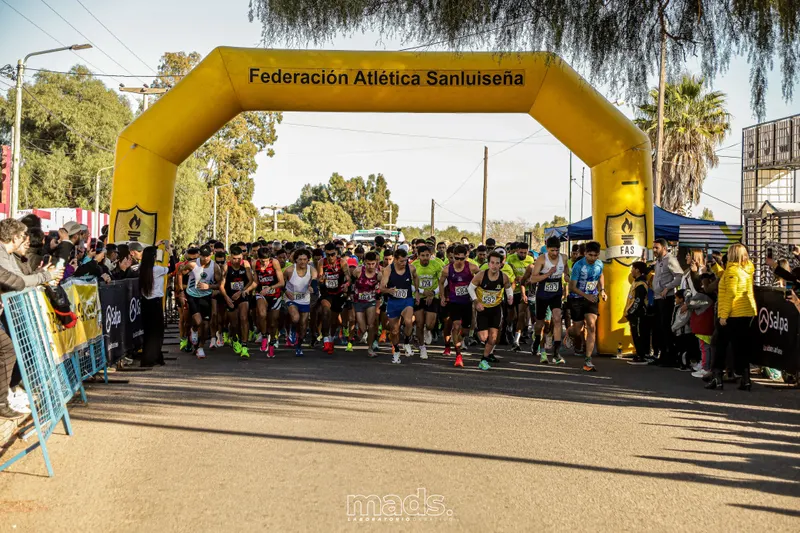 Participantes reunidos en la línea de salida de una carrera.